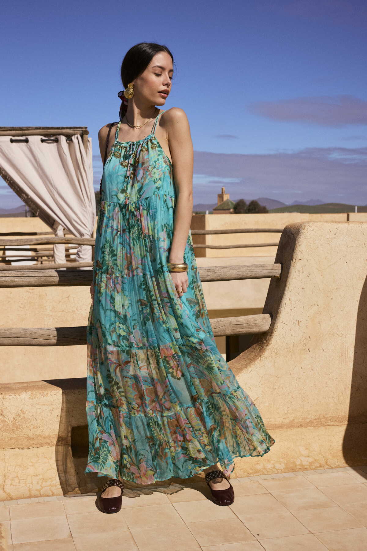 MINH ROBE - Robe longue à bretelles en viscose légère et fluide avec décolleté carré. Coupe évasée offrant un tombé aérien, doublée en coton pour plus de confort. Une pièce légère et agréable à porter pour la saison estivale. ref:P610124